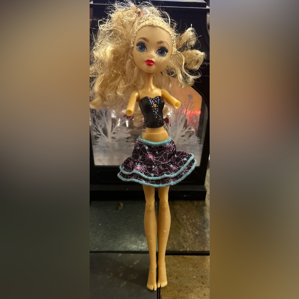 Shriek wrecked, Dana treasurera. Monster High great condition missing lower arms